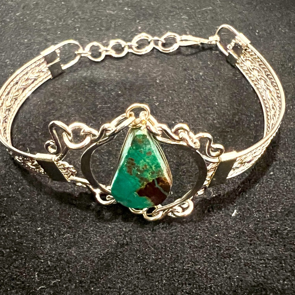 BRAND NEW! Handmade zilvertone adjustable bracelet with green gemstone. OSFM